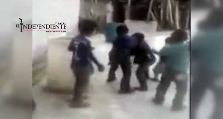 Policías contra maestros, el juego de moda entre niños de Oaxaca