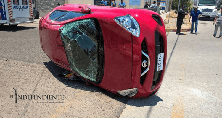 Impactante volcadura en La Paz
