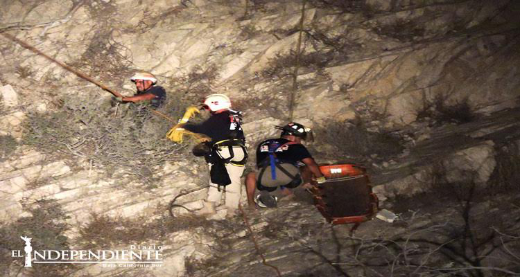 Con técnica de rapel, rescatan a mujer atrapada en la cima de un cerro