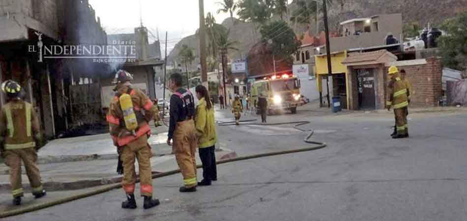 Fuerte incendio arrasa con varios negocios y vehículos