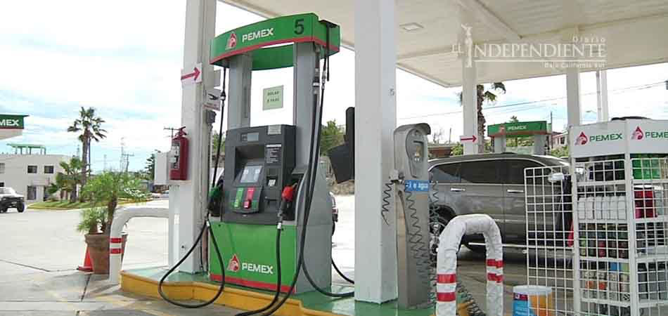 Empresaria colecta firmas para que senadores eliminen el gasolinazo