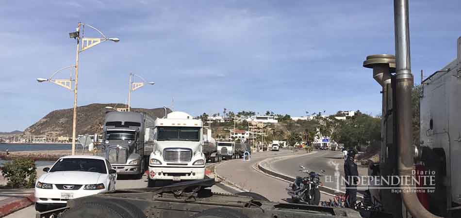 Balean auto durante persecución en SJC