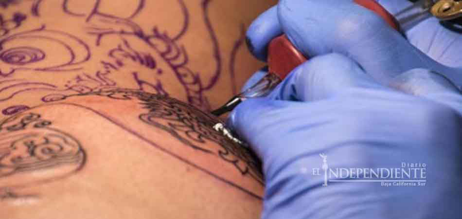 Tinta de tatuajes puede liberar sustancias cancerígenas: estudio