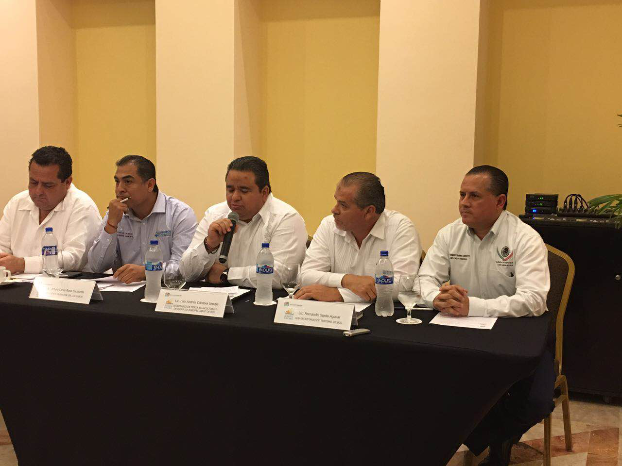 A empujones evidencian diferencias Arturo De la Rosa y Ernesto Ibarra