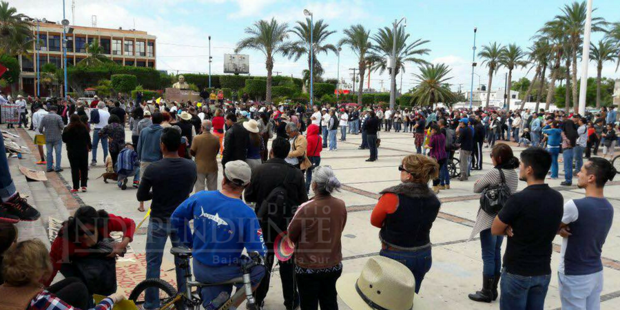 Cientos de ciudadanos marchan contra el gasolinazo