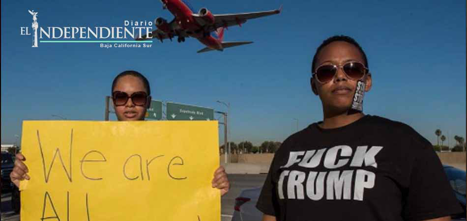 Lubezki documenta protestas anti-Trump en aeropuerto de LA