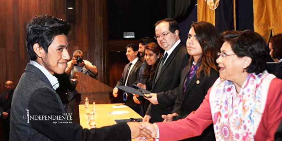 Alumno mixteco gana medalla de oro en Olimpiada Universitaria