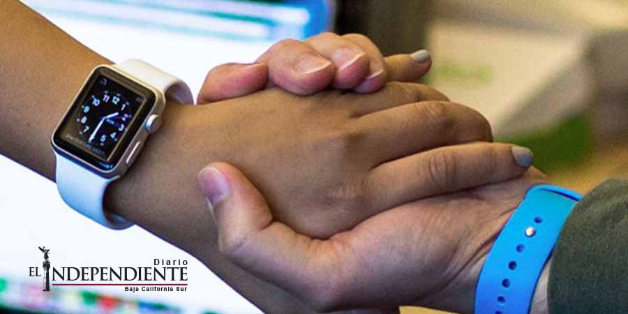 Un apretón de manos para enviar documentos