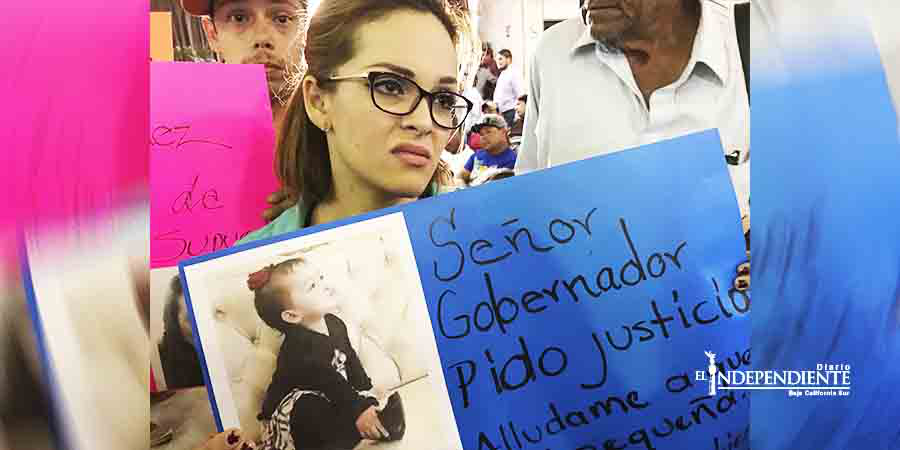 ¡Acusa a un policía estatal de robarle a su hija!