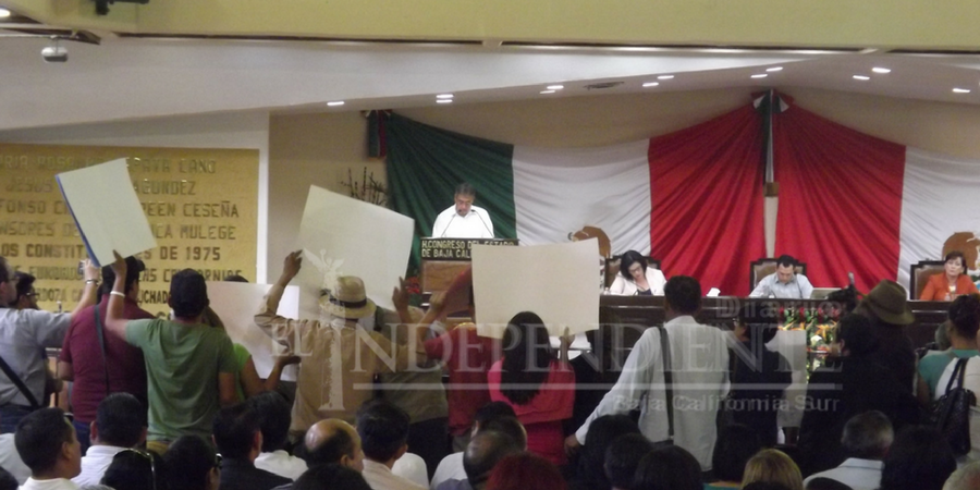 Entre matracas, pleitos y aplausos comparecieron funcionarios ante Congreso