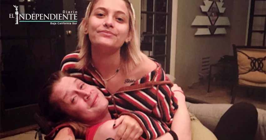 Paris Jackson, en los brazos de su padrino Macaulay Culkin