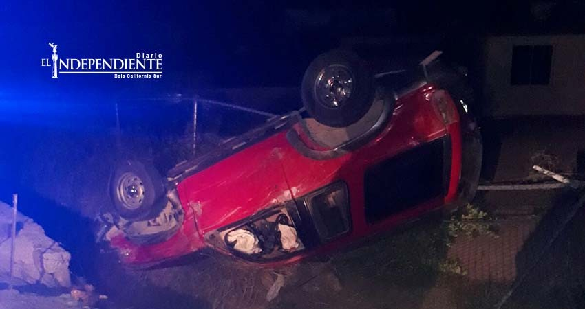 Tras volcadura, abandonan camioneta en camino a La Playita