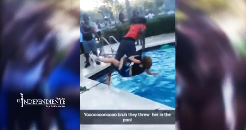 Por pedir que bajaran el volumen, mujer es lanzada a alberca por afroamericano