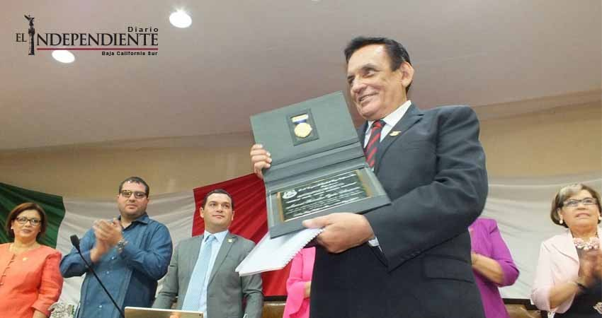 Entrega Congreso de BCS medalla “Néstor Agúndez” a Manuel Ojeda