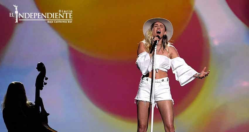 Miley Cyrus interpreta 'Malibu' en los premios Billboard