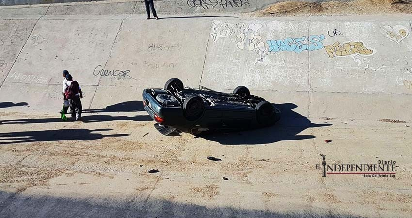 Cae auto a canal de aguas pluviales; conductor salió ileso 