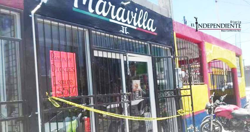 Escapan ladrones tras robar dinero y mercancía en tienda de ropa 