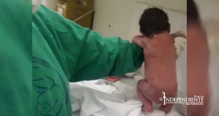 Bebé 'da sus primeros pasos' a los pocos segundos de nacer