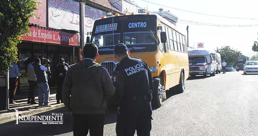 Sancionan a chofer de pesero por usar celular al manejar