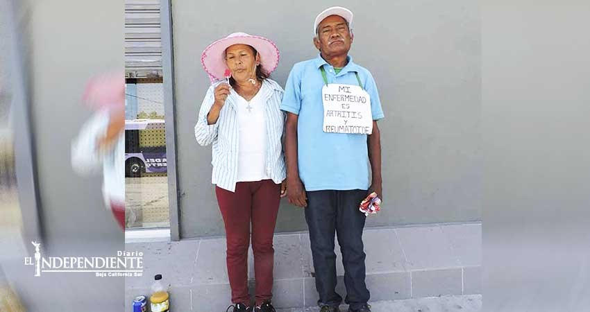 Para costear sus medicamentos, don Pedro Juárez vende paletas en cruceros 