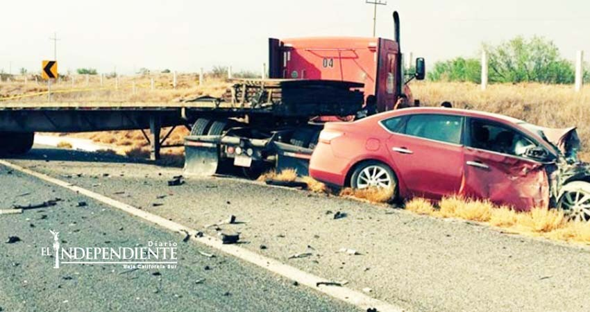 Tren arrolla a camioneta varada sobre las vías en Sonora