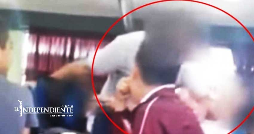 ¿Mano dura o agresión? Maestro forcejea con alumno