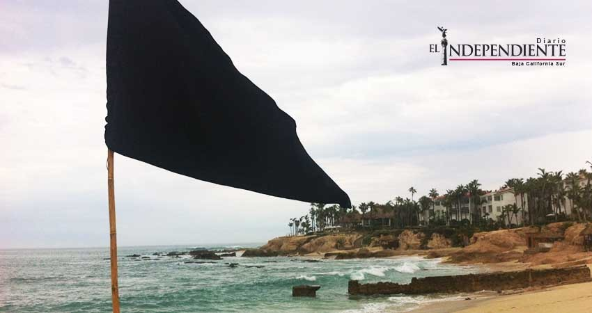 Por oleaje elevado, izan banderas negras en playas de Los Cabos