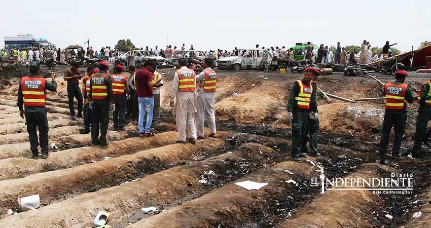 Tragedia en Pakistán: mueren 153 personas calcinadas en accidente de pipa