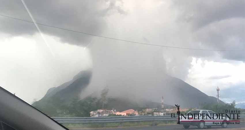 ¡Impresionante! Captan ‘nube de lluvia’ sobre Guadalupe, NL