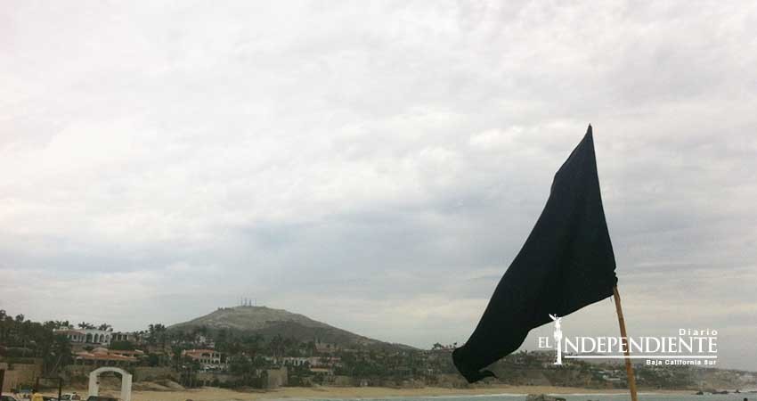 Continúan ondeando las banderas negras en playas de Los Cabos 
