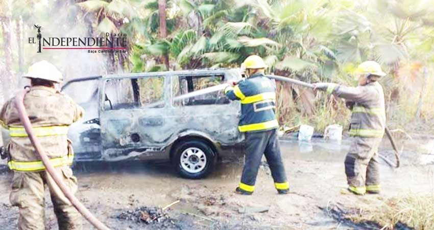 Vehículo en llamas provoca incendio en palmares de Todos Santos 