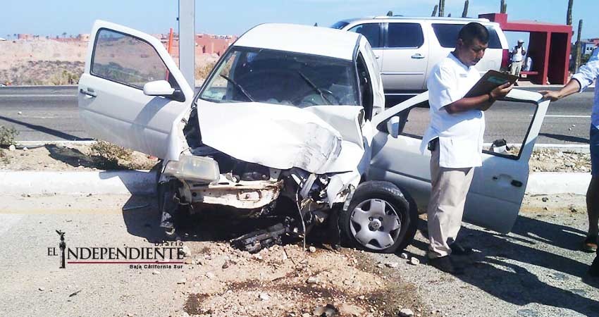 No cesan los accidentes de tráfico en el corredor turístico; auto se impacta contra poste 