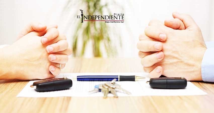 Otro… no podrá salir del estado hasta que lleguen a un acuerdo sobre el pago de la pensión alimentaria