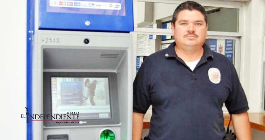 Policía honesto encuentra seis mil pesos en cajero y los regresa