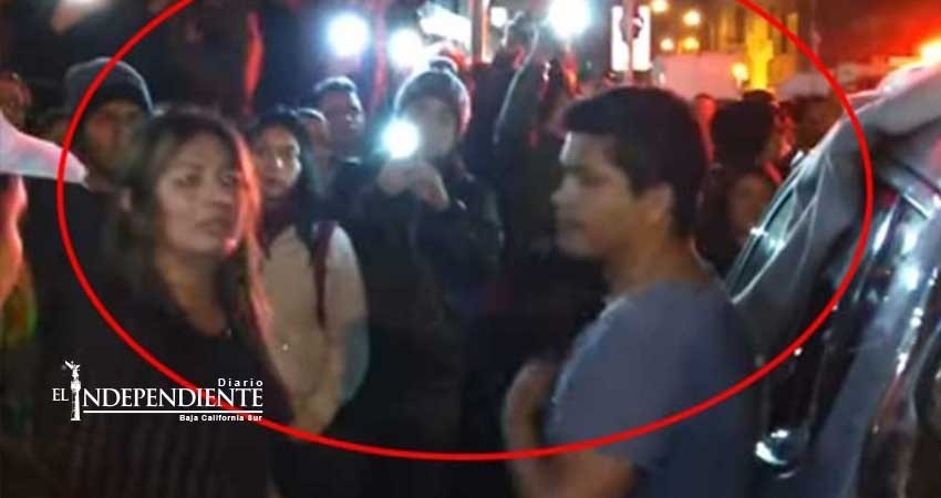 Mujer destruye camioneta y golpea a esposo por infiel