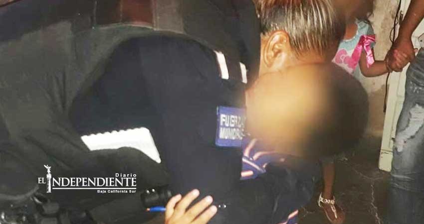 Policías ejemplares, compran despensa a niños que no tenían que comer