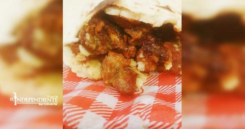 Joven de La Paz denuncia que le salió una cucaracha en una gordita de chicharron