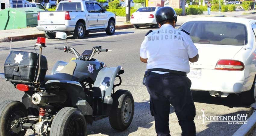 Molestos comerciantes del centro por retenes policiacos contra automovilistas