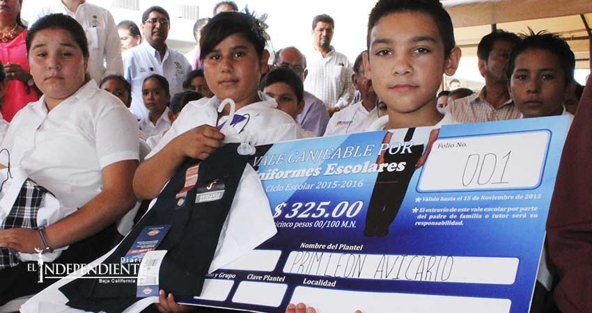 Por entregarse los vales de útiles y uniformes escolares