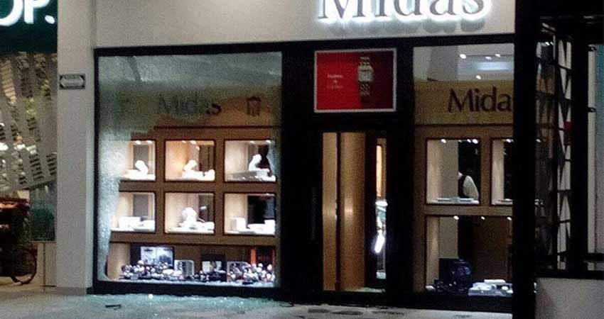 Video: Terror y crisis de pánico provoca asalto en plaza comercial