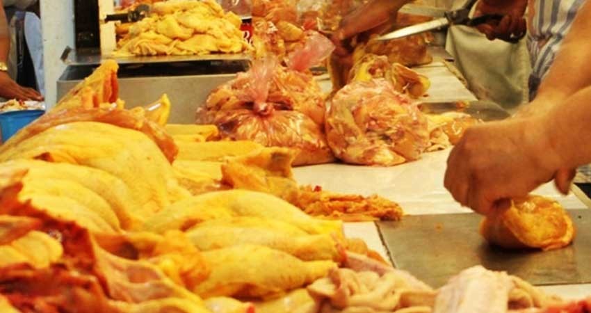 Lavar el pollo crudo, un riesgo para salud