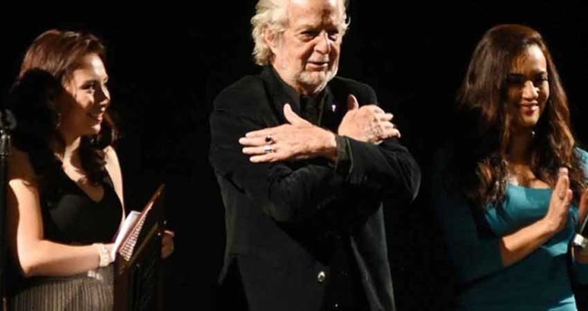 Reconocen al actor Hugo Stiglitz por su trayectoria