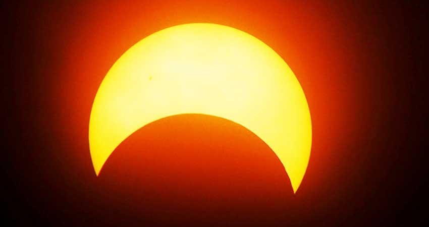 Por eclipse, piden a escuelas no realizar actividades al aire libre