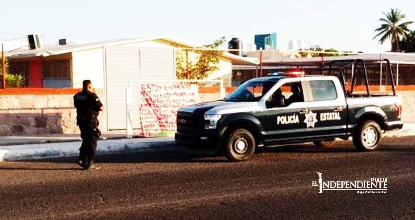 Aparece narcomanta a las afueras de un jardín de niños en La Paz