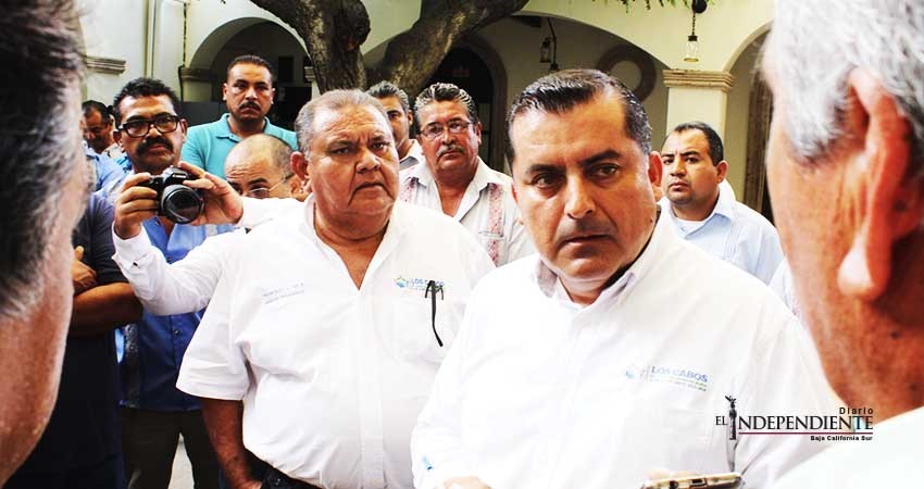 Taxistas cabeños hacen presencia en Palacio Municipal para exigir ser atendidos