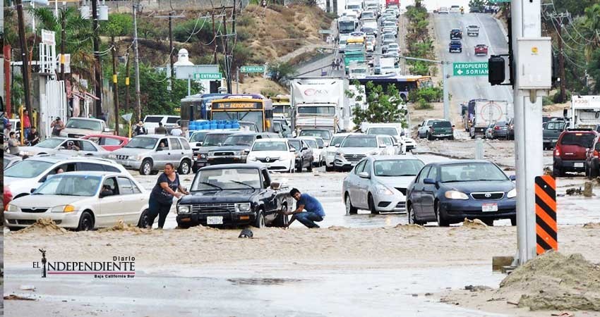 De nueva cuenta desbordan arroyos tras intensa lluvia en SJC