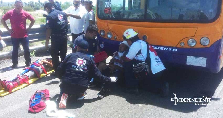 Joven mujer es arrollada por motocicleta al bajar de un autobús