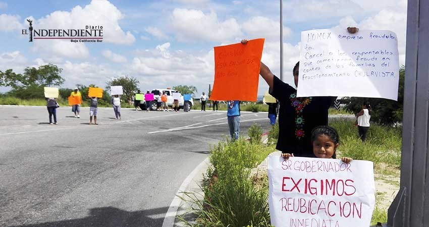 Colonos de Puerto Nuevo y Chula Vista se manifiestan en las fueras del Aeropuerto
