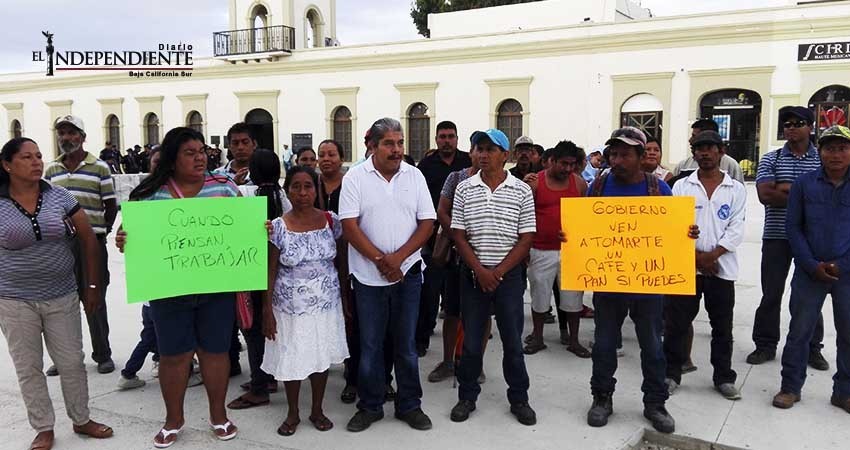Se manifiestan colonos del vado de Santa Rosa en palacio municipal