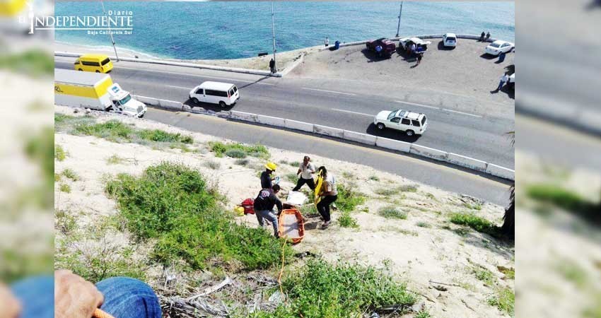 Rescatan a hombre que cayó desnudo de  un cerro en Costa Azul